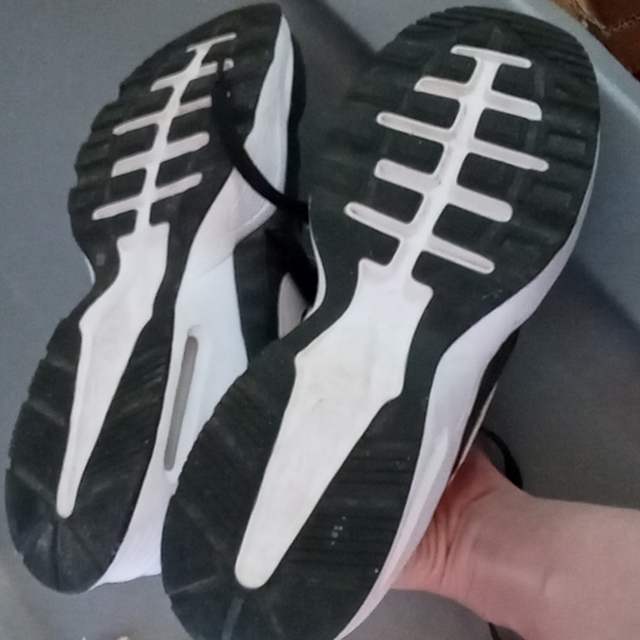 Girls Nike runners 6Y - Picture 2 of 2